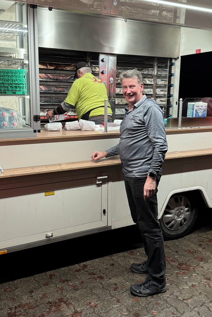 Bruno beim Güggelistand